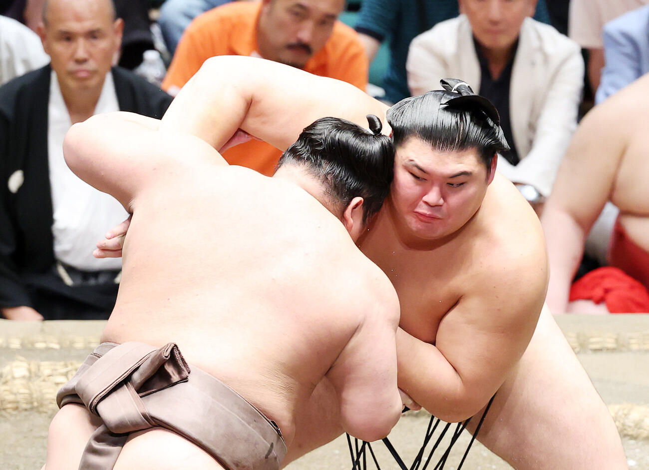 伯乃富士（左）を攻める大の里（撮影・鈴木正人）