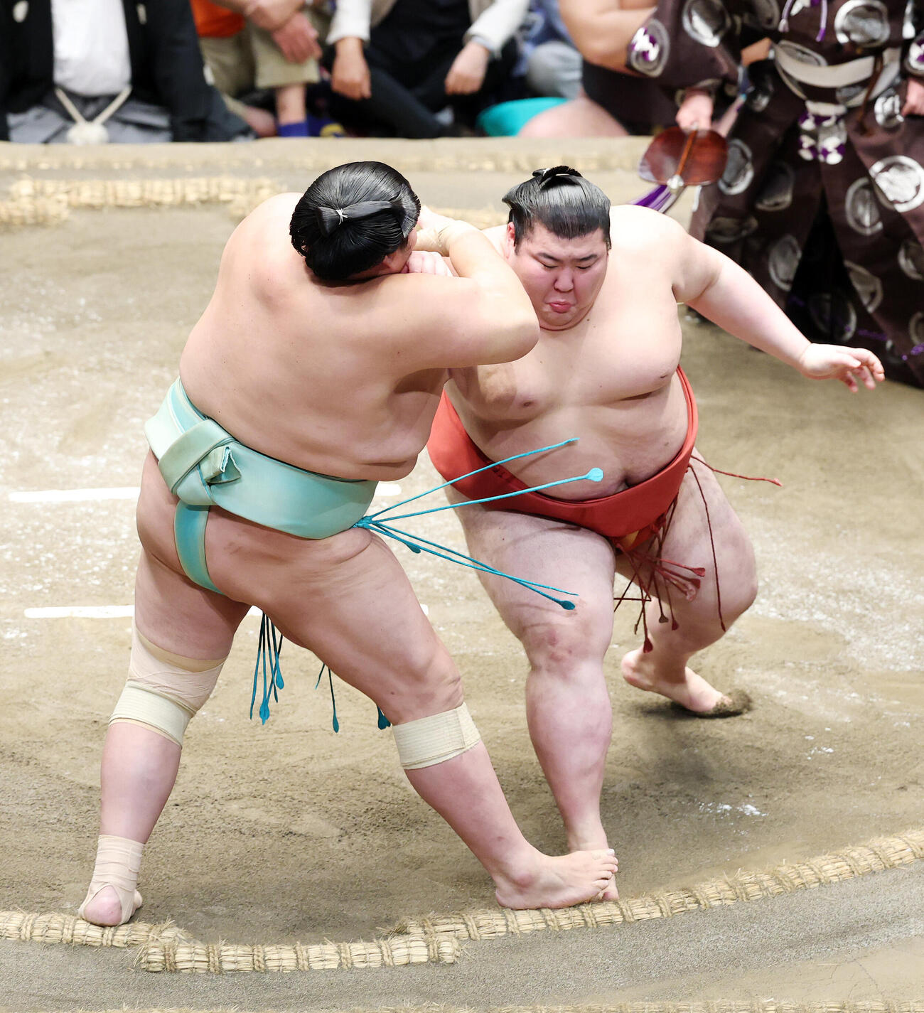 琴桜（左）を押し出しで破る熱海富士（撮影・鈴木正人）