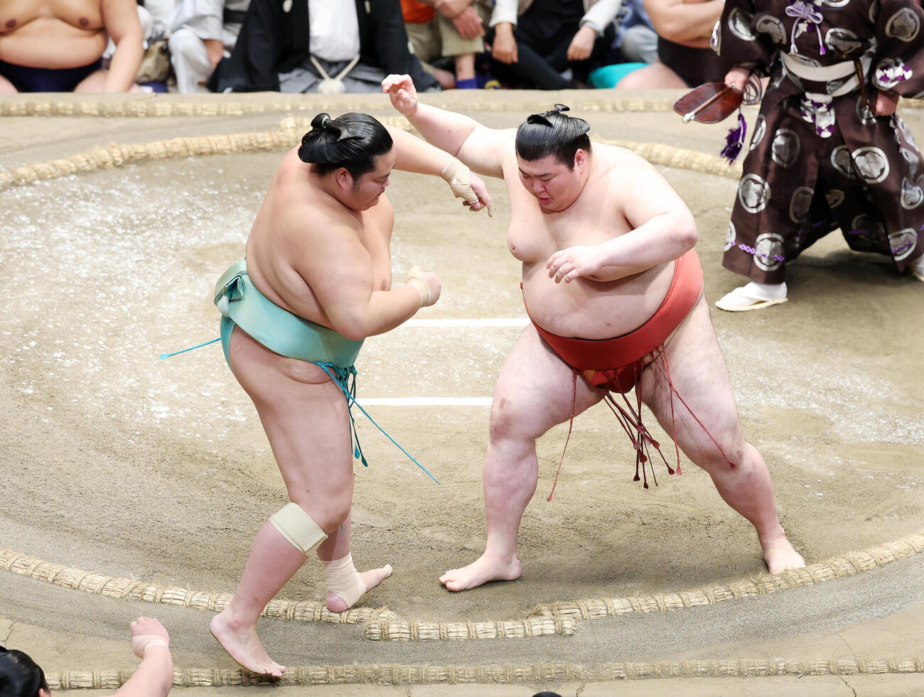 琴桜（左）を押し出しで破る熱海富士（撮影・鈴木正人）