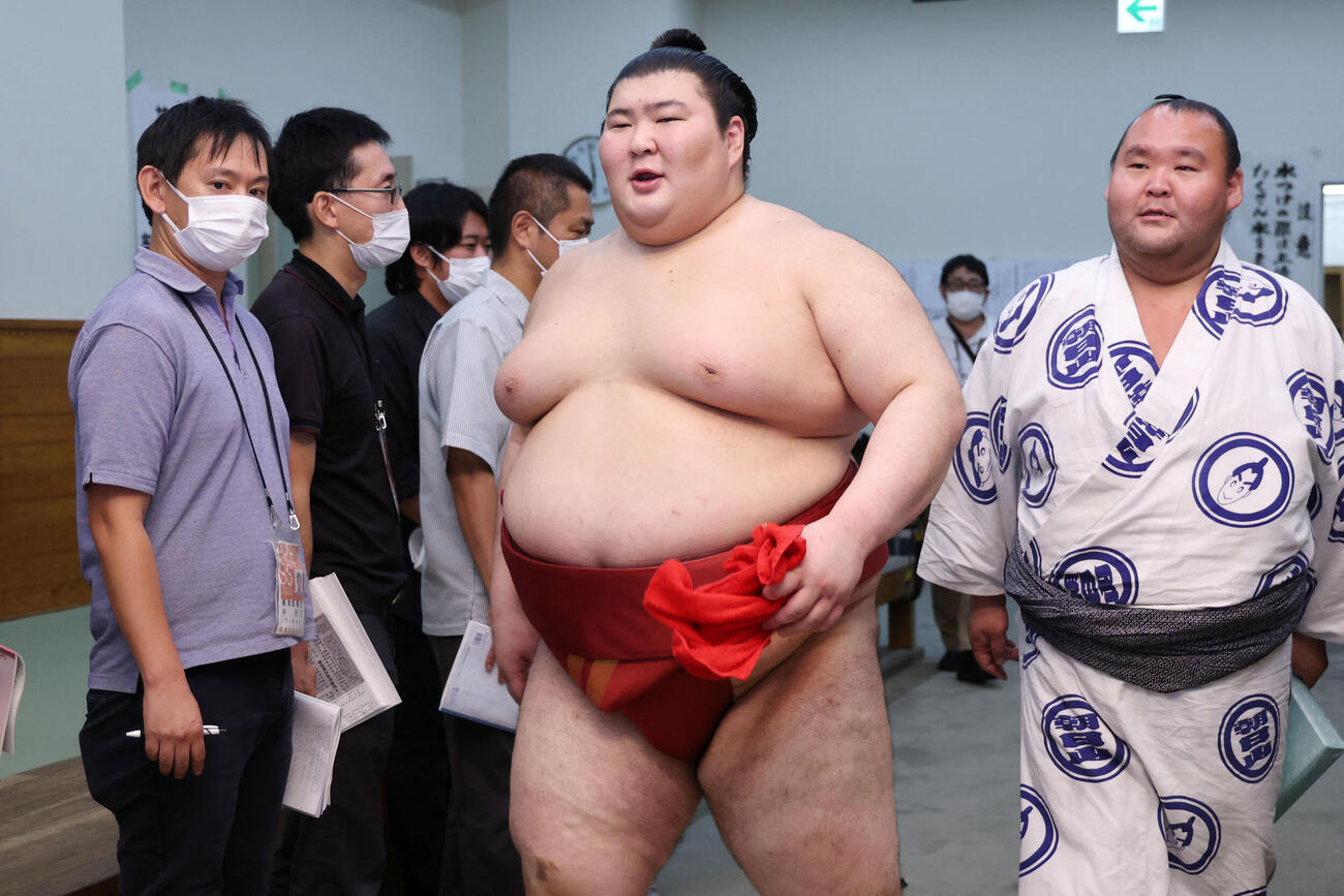 支度部屋で笑顔の熱海富士