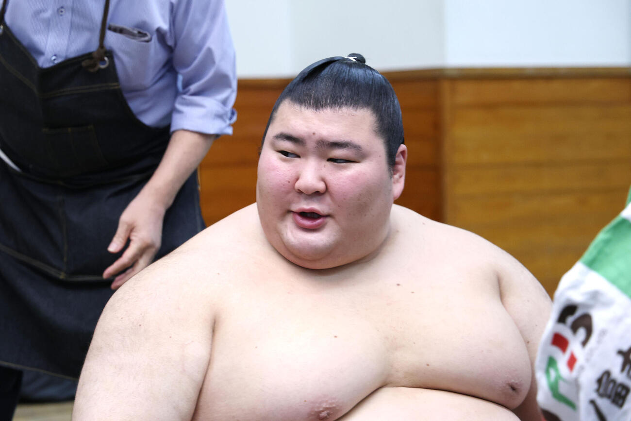 支度部屋で取材に応じる熱海富士
