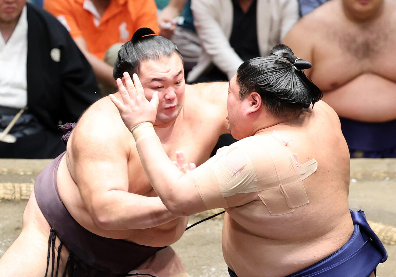 阿炎（右）を攻める朝乃山（撮影・鈴木正人）