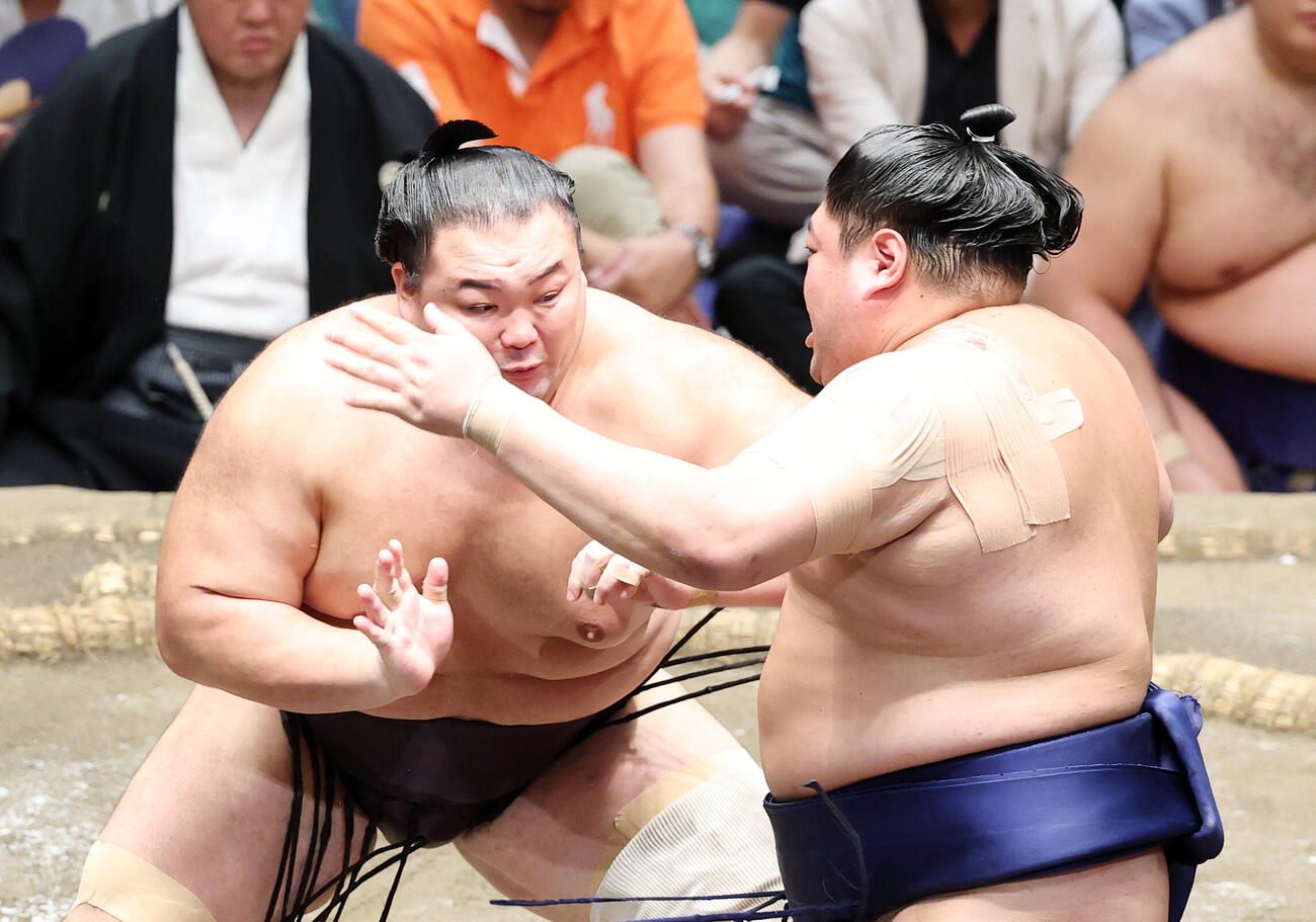 阿炎（右）を攻める朝乃山（撮影・鈴木正人）