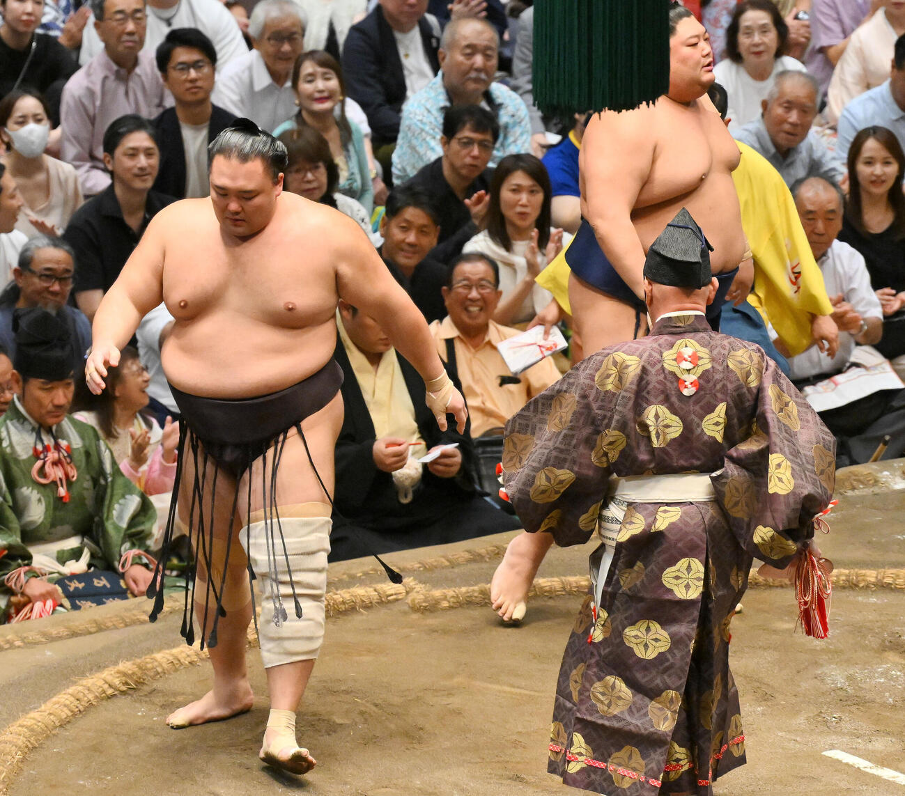朝乃山（左）は阿炎を押し出しで破る（撮影・滝沢徹郎）