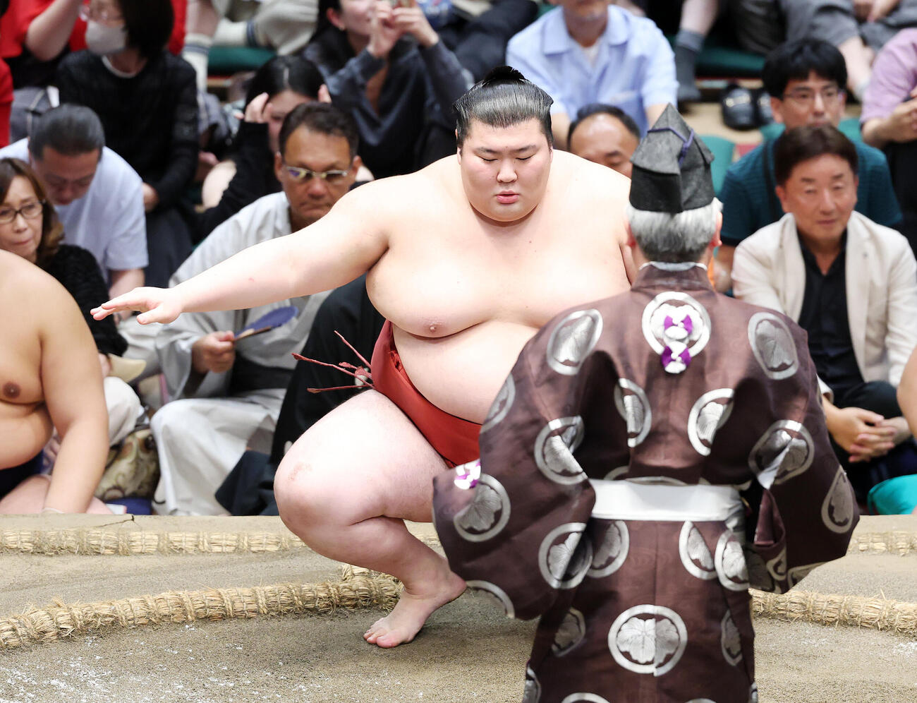 琴桜を押し出しで破り勝ち名乗りを受ける熱海富士（撮影・鈴木正人）