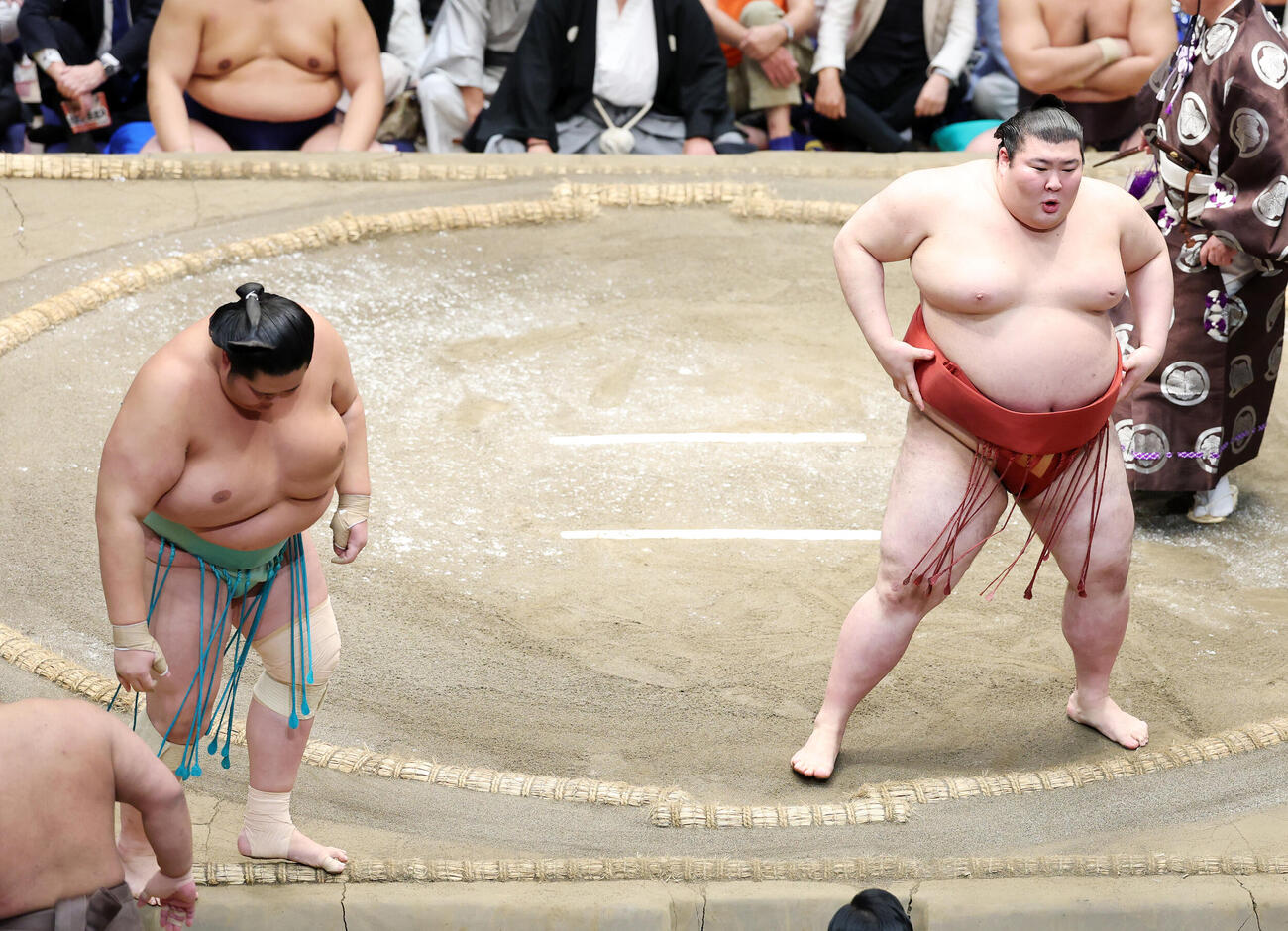 琴桜（左）を押し出しで破った熱海富士（撮影・鈴木正人）
