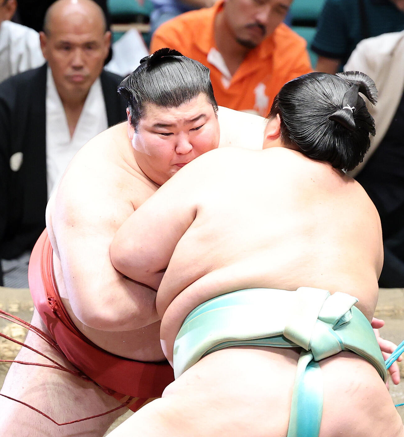 琴桜（右）を攻める熱海富士（撮影・鈴木正人）