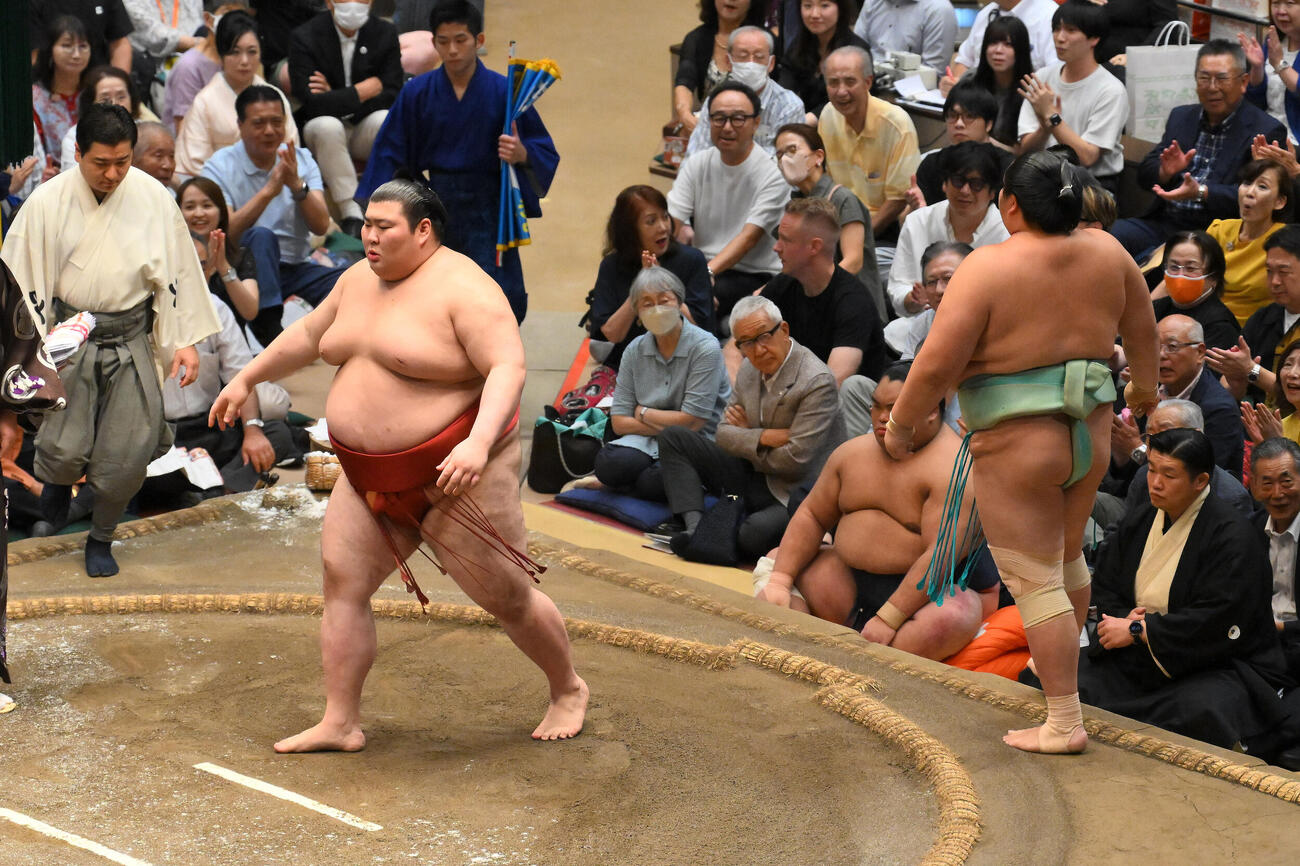 熱海富士（左）は押し出しで琴桜を破る（撮影・滝沢徹郎）