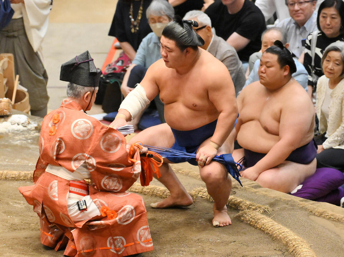 藤ノ川は隆の勝を破り懸賞金を受け取る（撮影・滝沢徹郎）