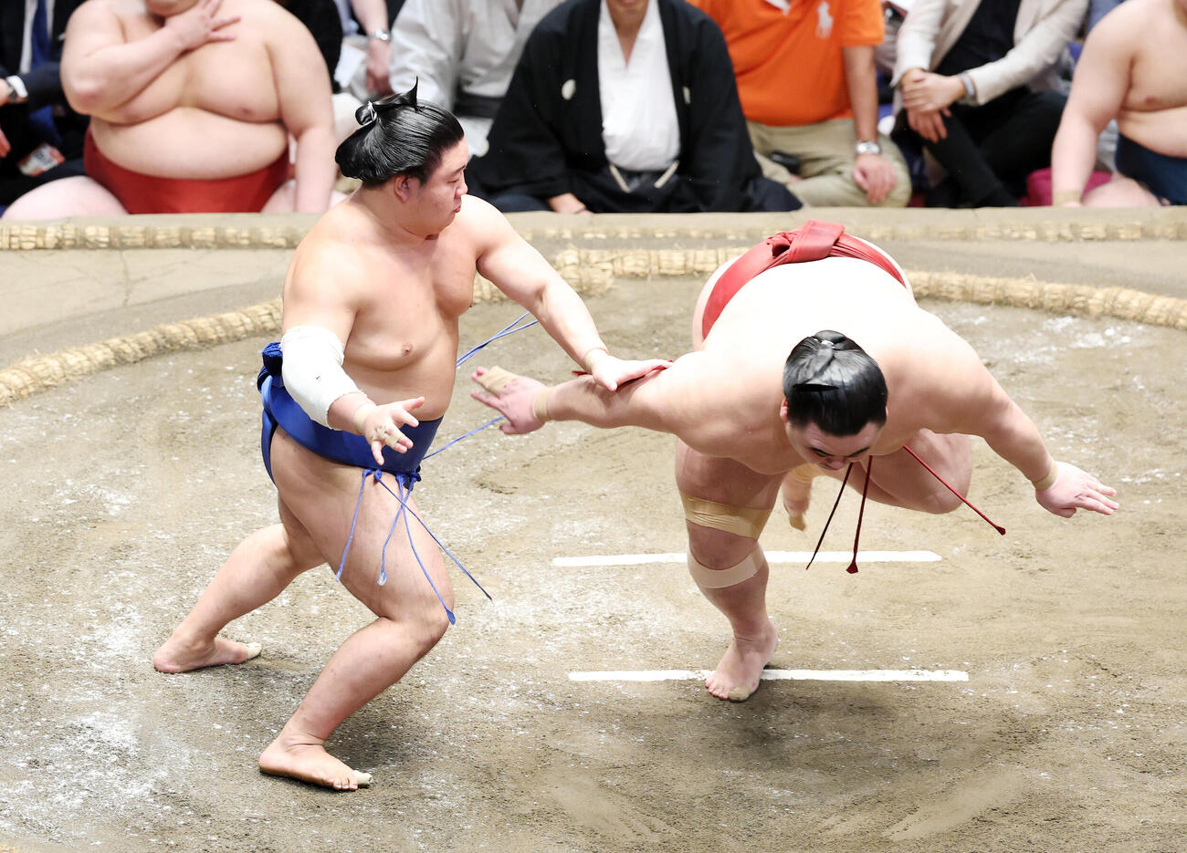 隆の勝（右）を引き落としで破る藤ノ川（撮影・鈴木正人）
