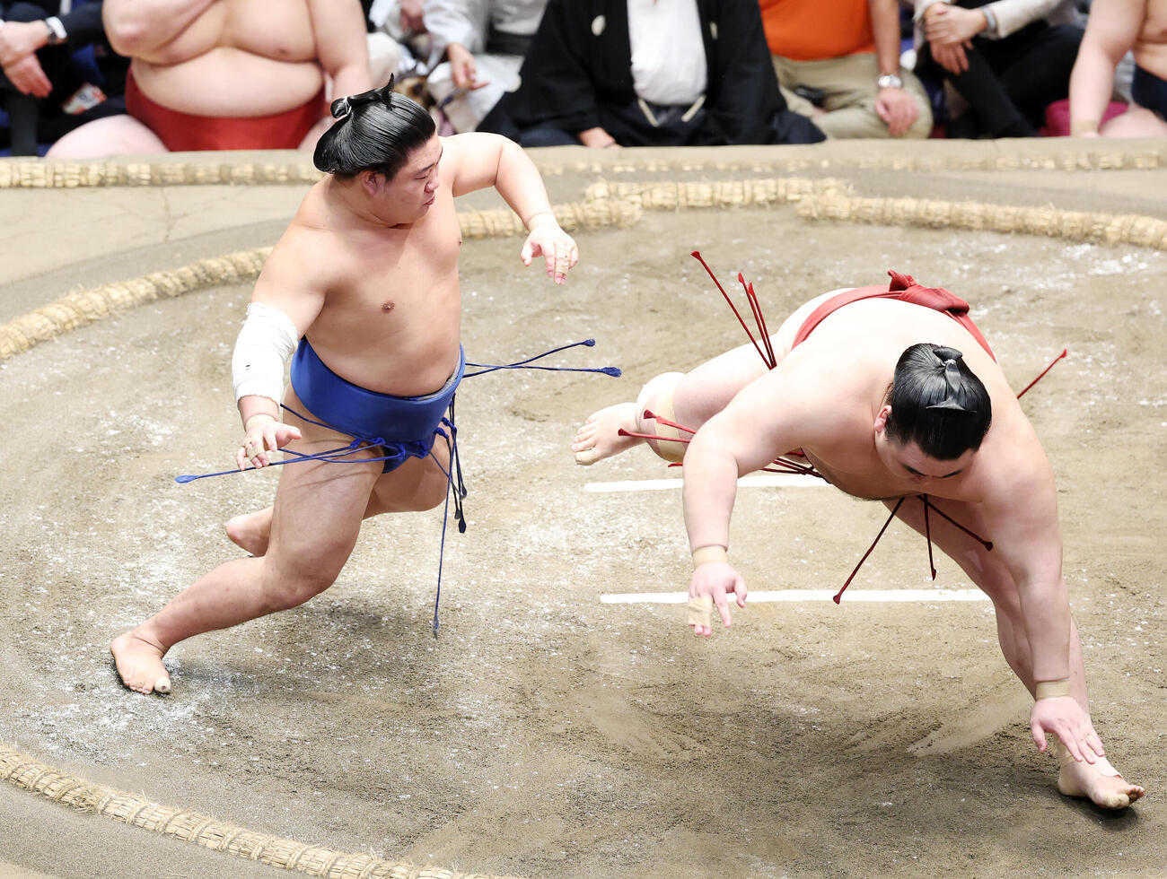 隆の勝（右）を引き落としで破る藤ノ川（撮影・鈴木正人）