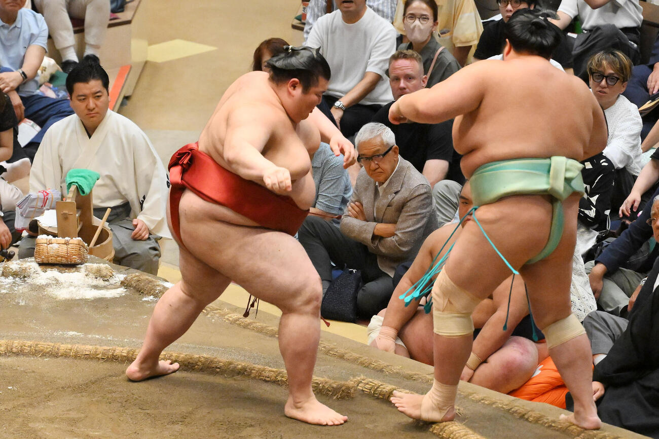 熱海富士（左）は押し出しで琴桜を破る（撮影・滝沢徹郎）