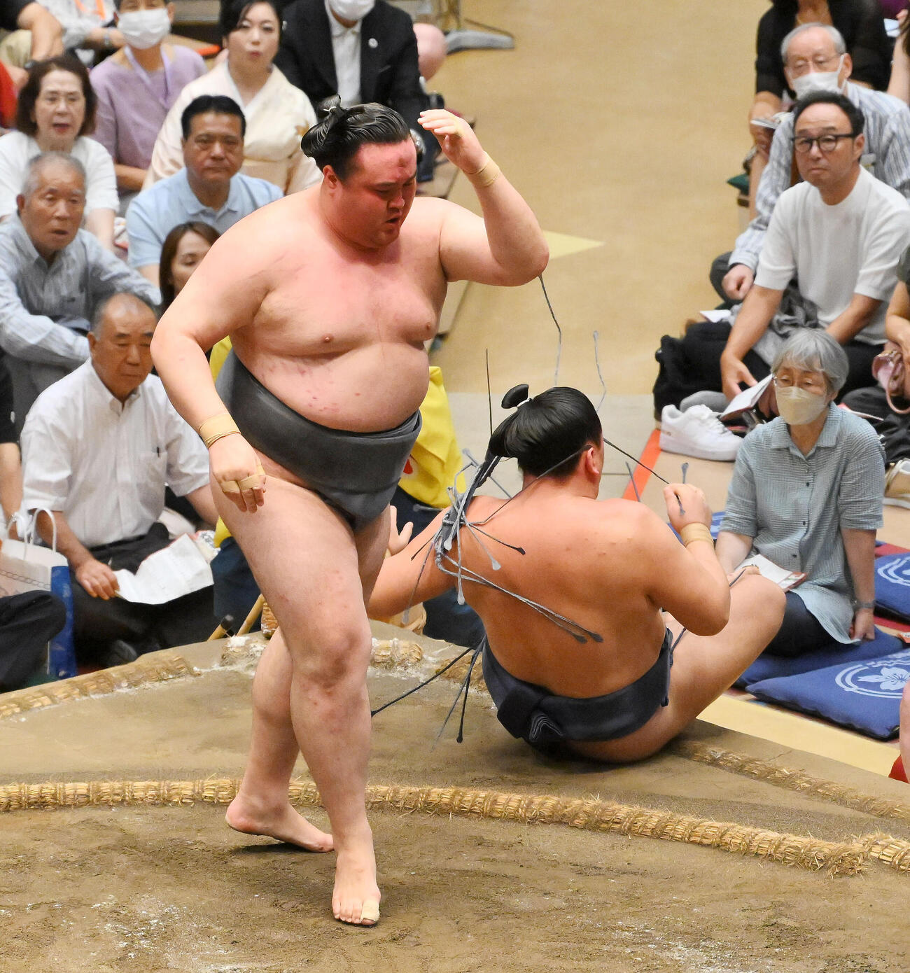 金峰山（手前）は下手投げで寿之富士を破る（撮影・滝沢徹郎）