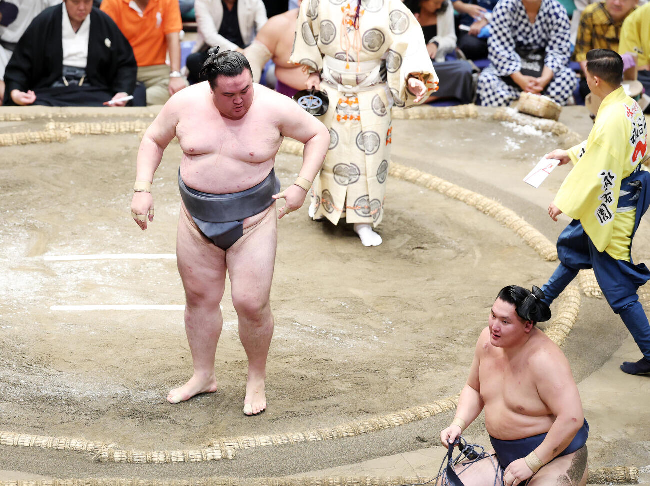 寿之富士（右）を下手投げで破った金峰山（撮影・鈴木正人）