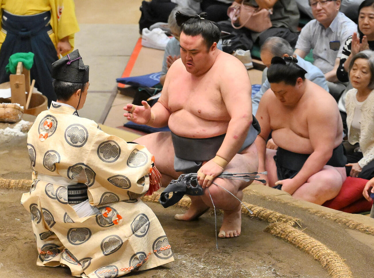 金峰山は寿之富士を破り懸賞金を受け取る（撮影・滝沢徹郎）