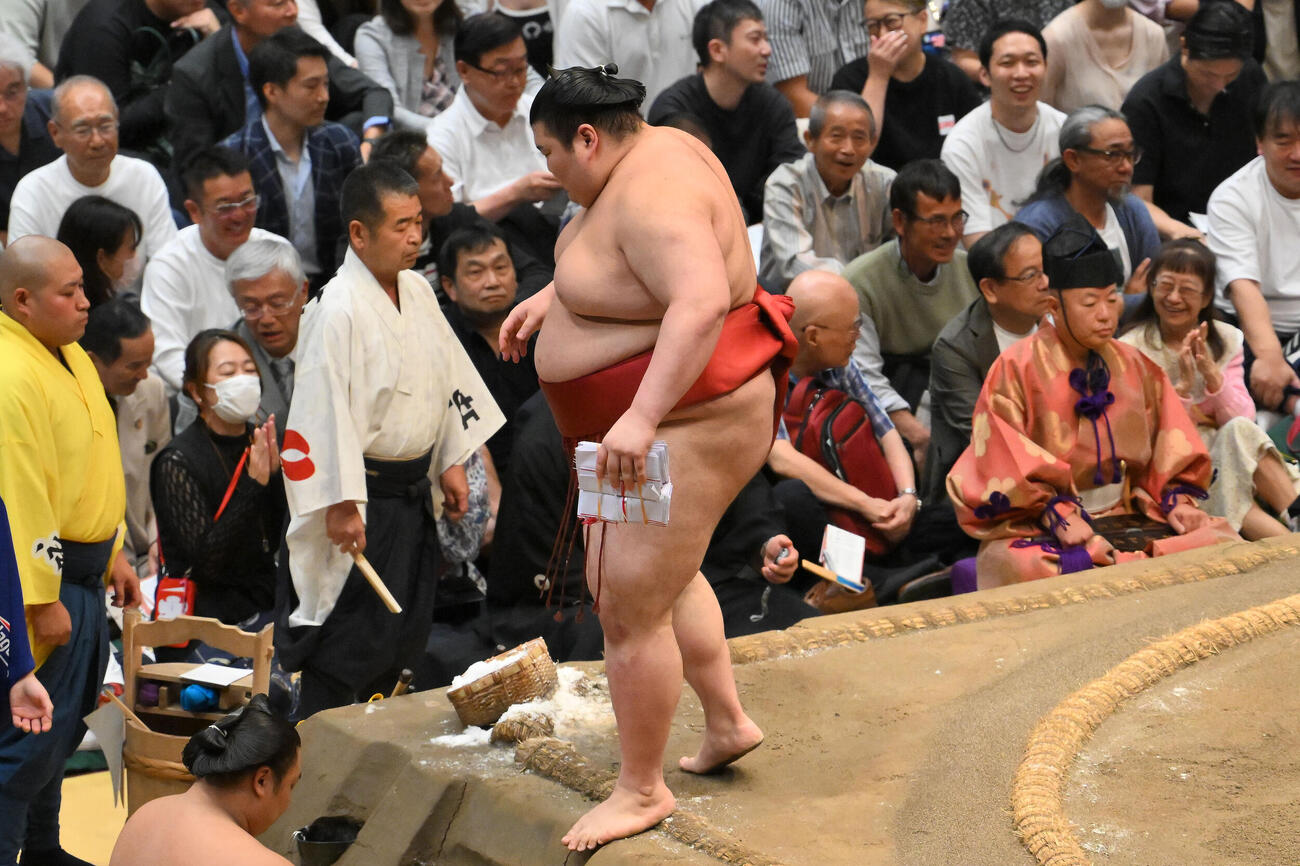 熱海富士は琴桜を破り懸賞金を手に土俵を降りる（撮影・滝沢徹郎）