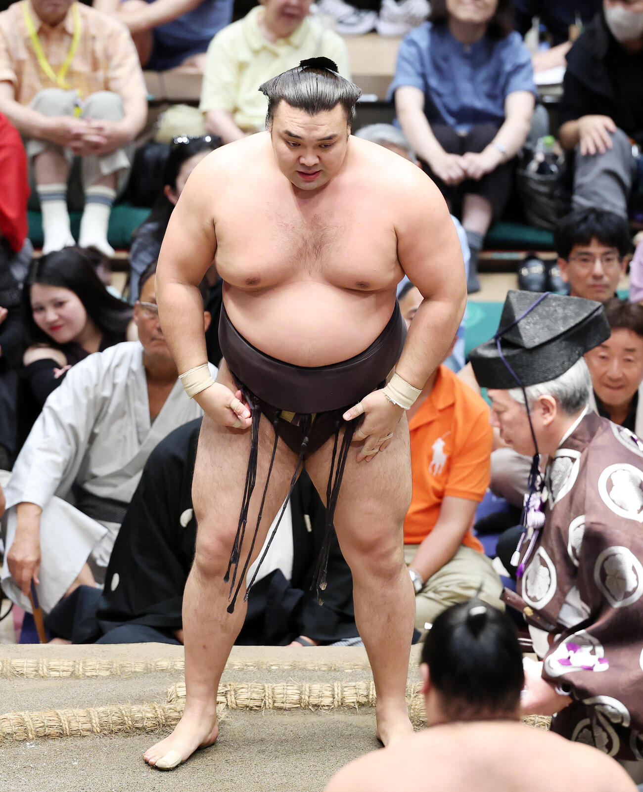 藤凌駕に押し出しで敗れた霧島（撮影・鈴木正人）