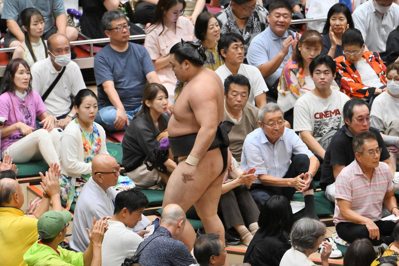 藤凌駕に敗れ引き揚げる霧島（撮影・滝沢徹郎）