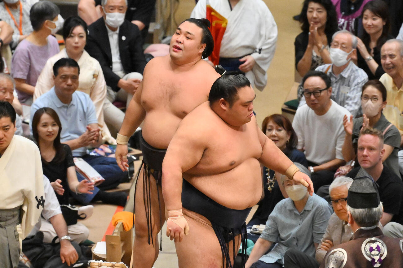 藤凌駕（手前）は霧島を押し出しで破る（撮影・滝沢徹郎）