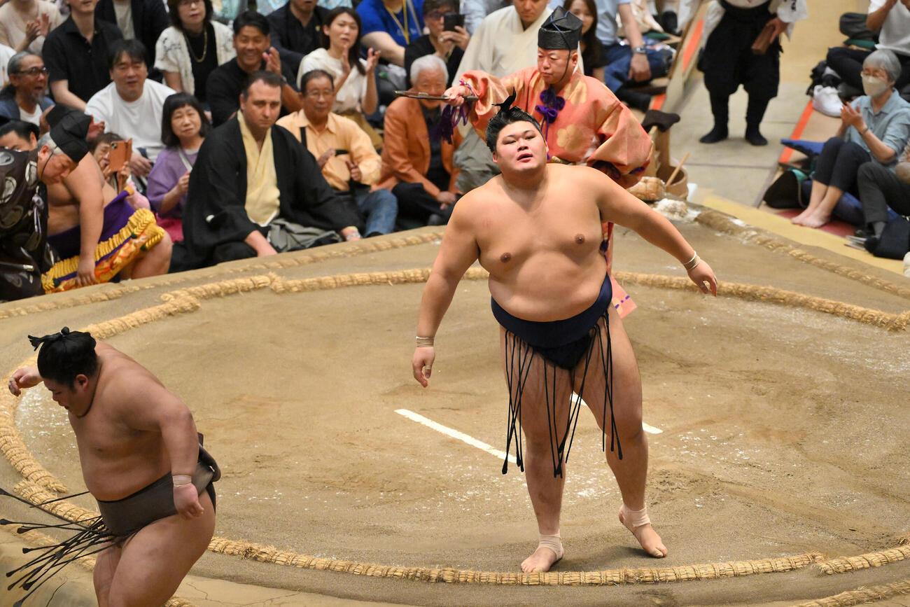 大の里（右）は伯乃冨士を寄り切りで破る（撮影・滝沢徹郎）