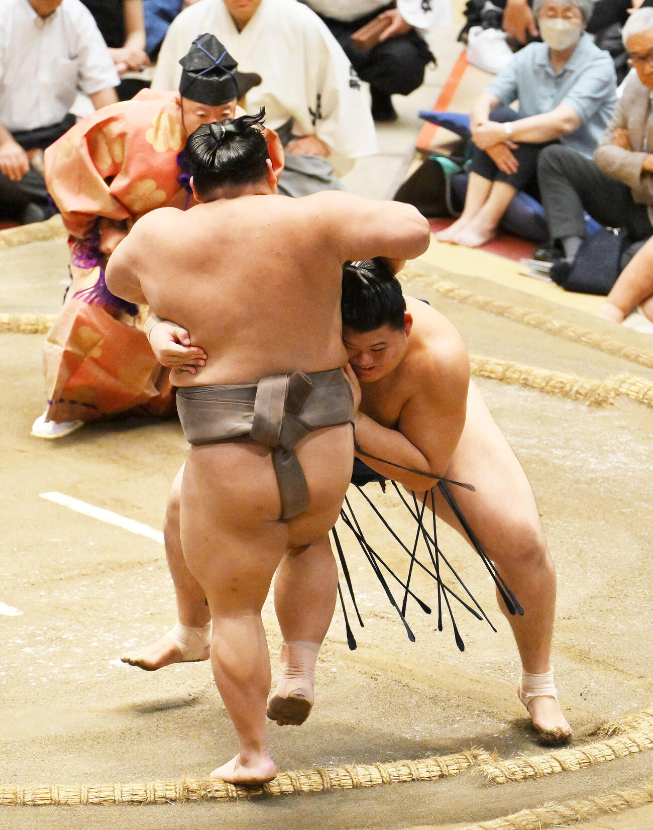大の里（後方）は伯乃冨士を寄り切りで破る（撮影・滝沢徹郎）