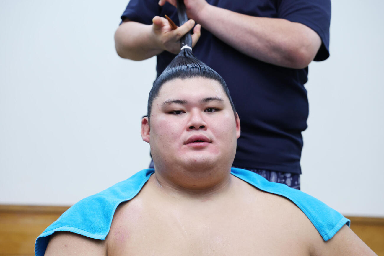 支度部屋で取材に応じる大の里
