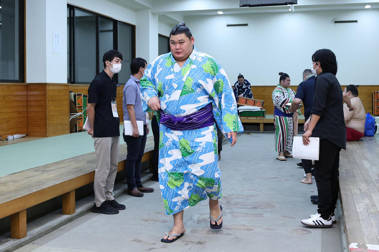 支度部屋を後にする大の里