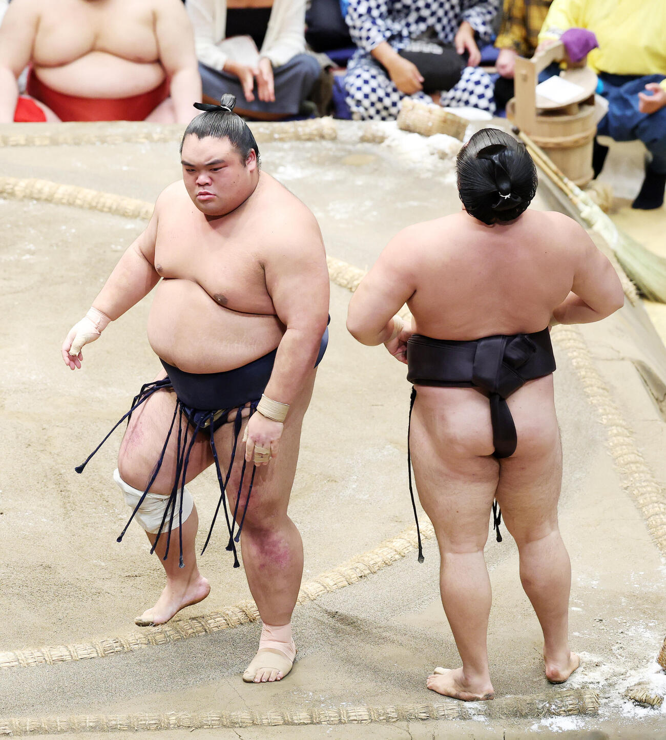 霧島（右）を押し出しで破った藤凌駕（撮影・鈴木正人）