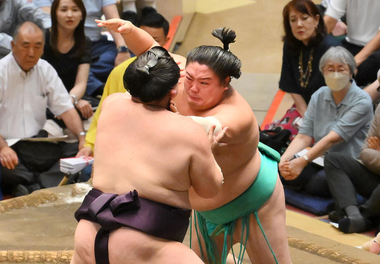 一山本（右）は王鵬を攻める（撮影・滝沢徹郎）