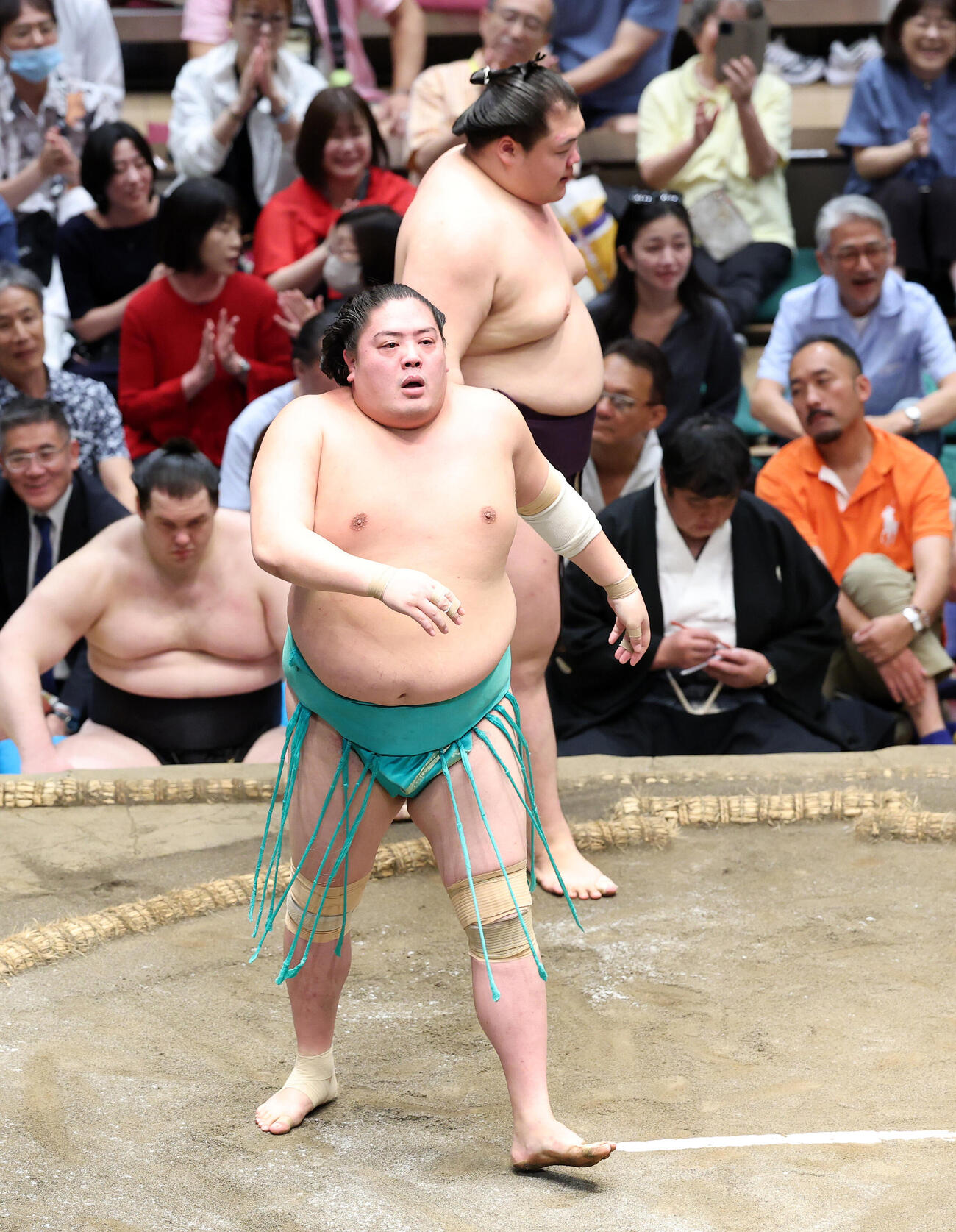 王鵬（後方）を寄り切りで破った一山本（撮影・鈴木正人）