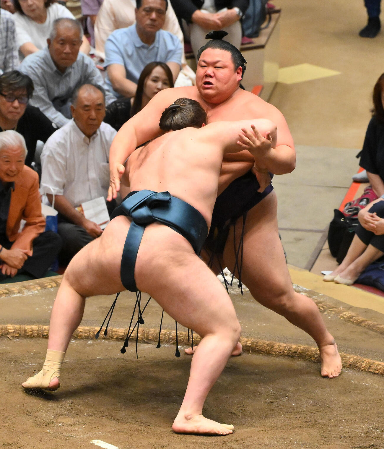 美ノ海（後方）は安青錦に寄り切りで敗れる（撮影・滝沢徹郎）