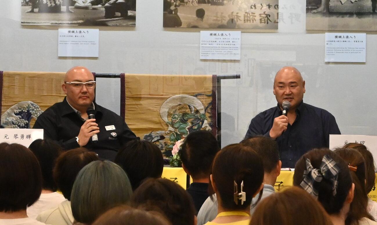 親方トークショーに参加した甲山親方（元幕内大碇、右）と荒磯親方（元関脇琴勇輝）