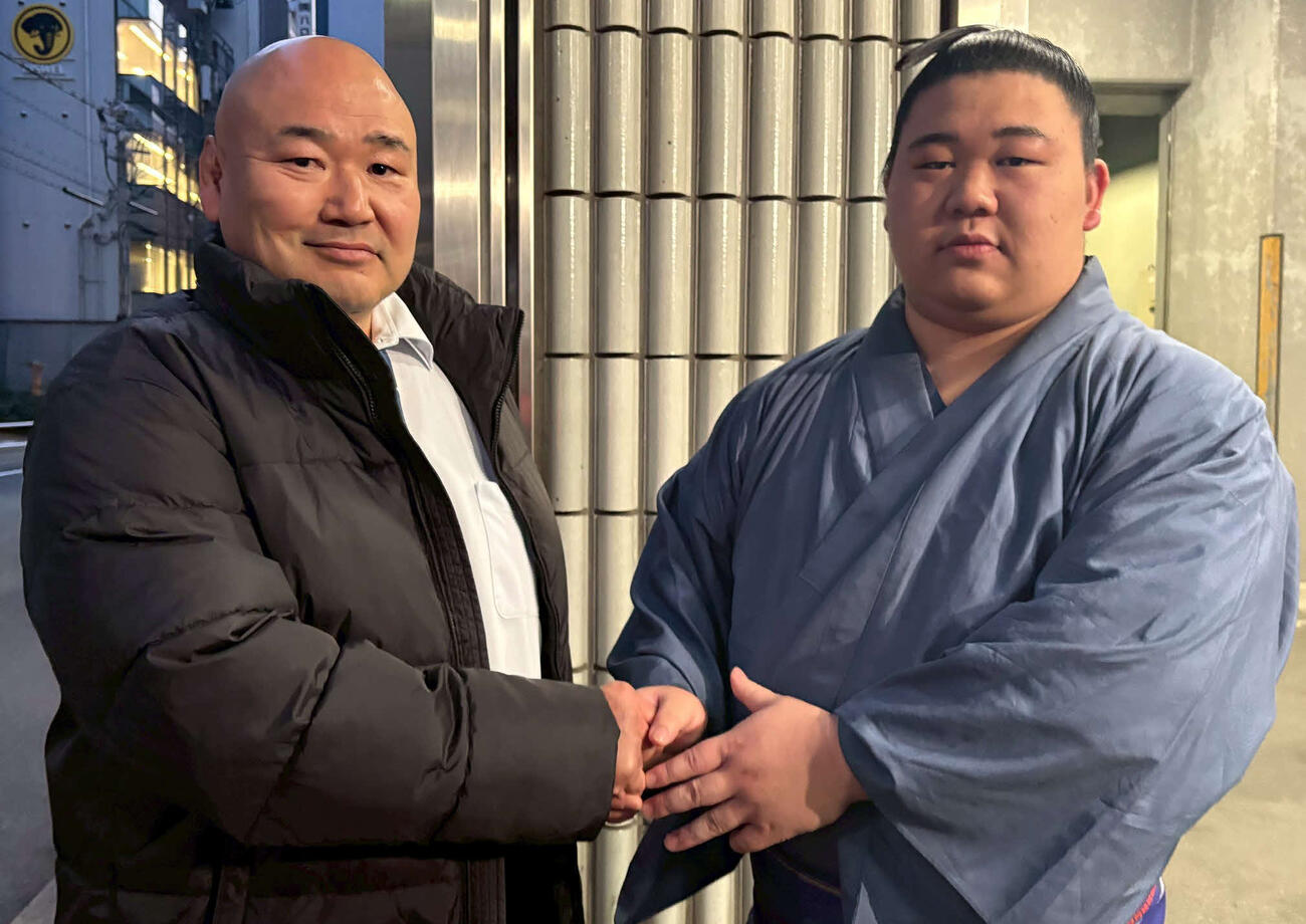 藤ノ川（右）と、父の甲山親方（元幕内大碇）（2026年3月撮影）