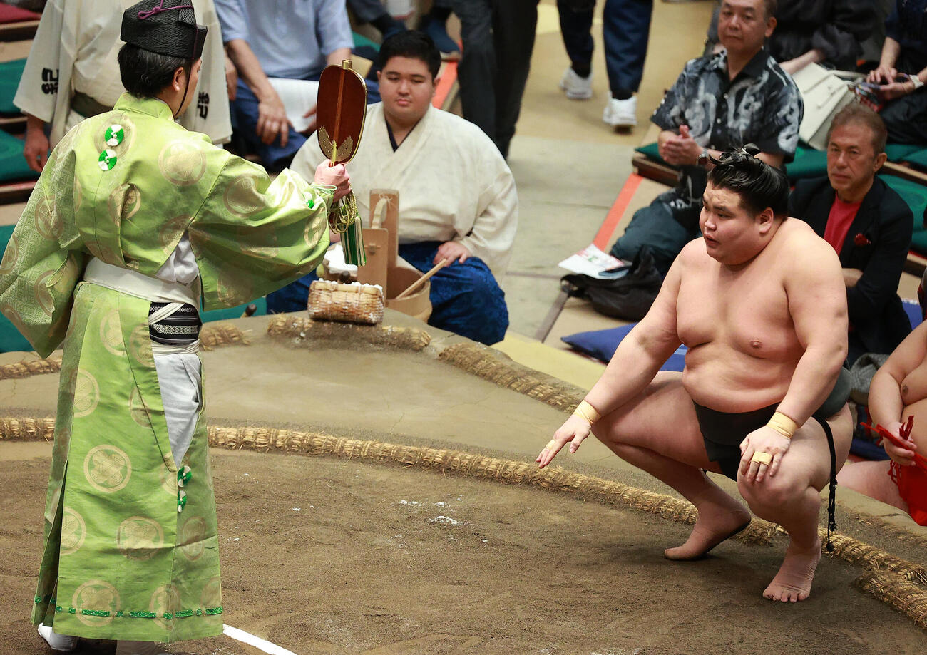 勝ち名乗りを受ける旭富士（撮影・中島郁夫）