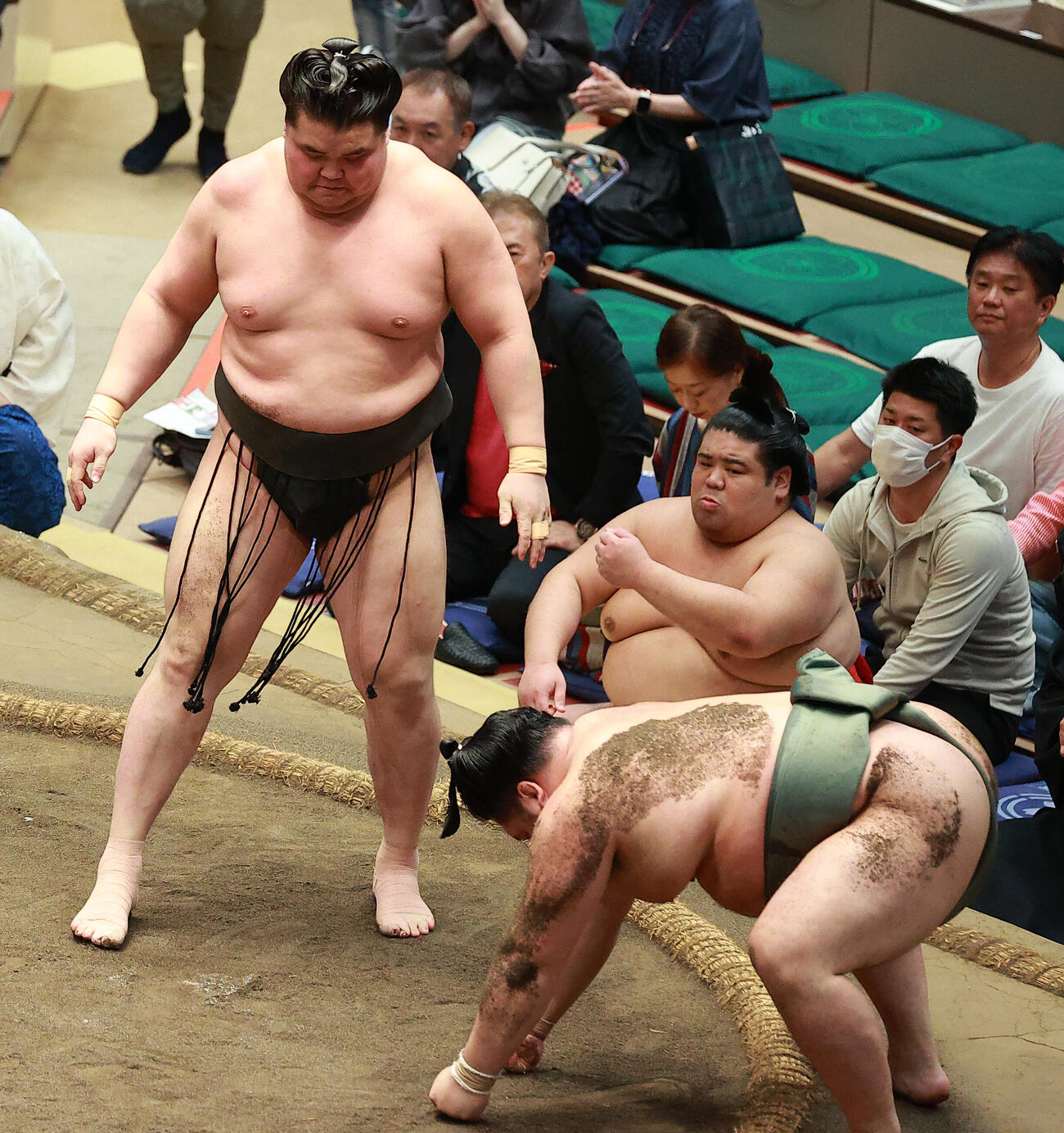 明生（右）を突き落としで破る旭富士（撮影・中島郁夫）