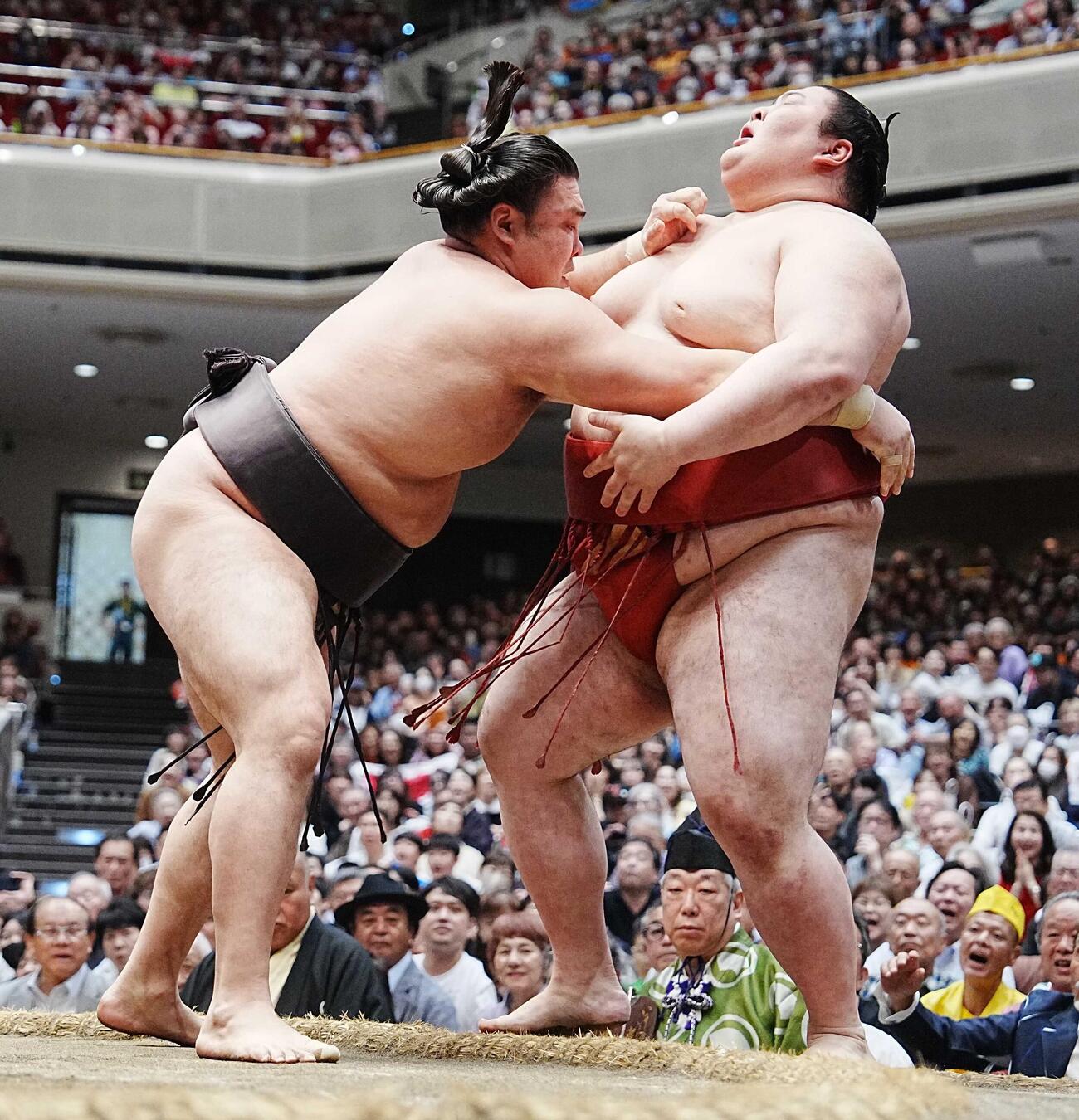 熱海富士（右）は霧島に寄り切りで敗れる（撮影・小沢裕）