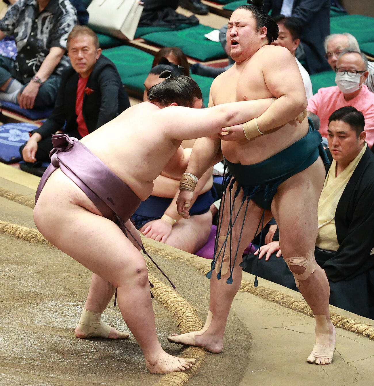 佐田の海（右）を寄り切りで破る阿武剋（撮影・中島郁夫）