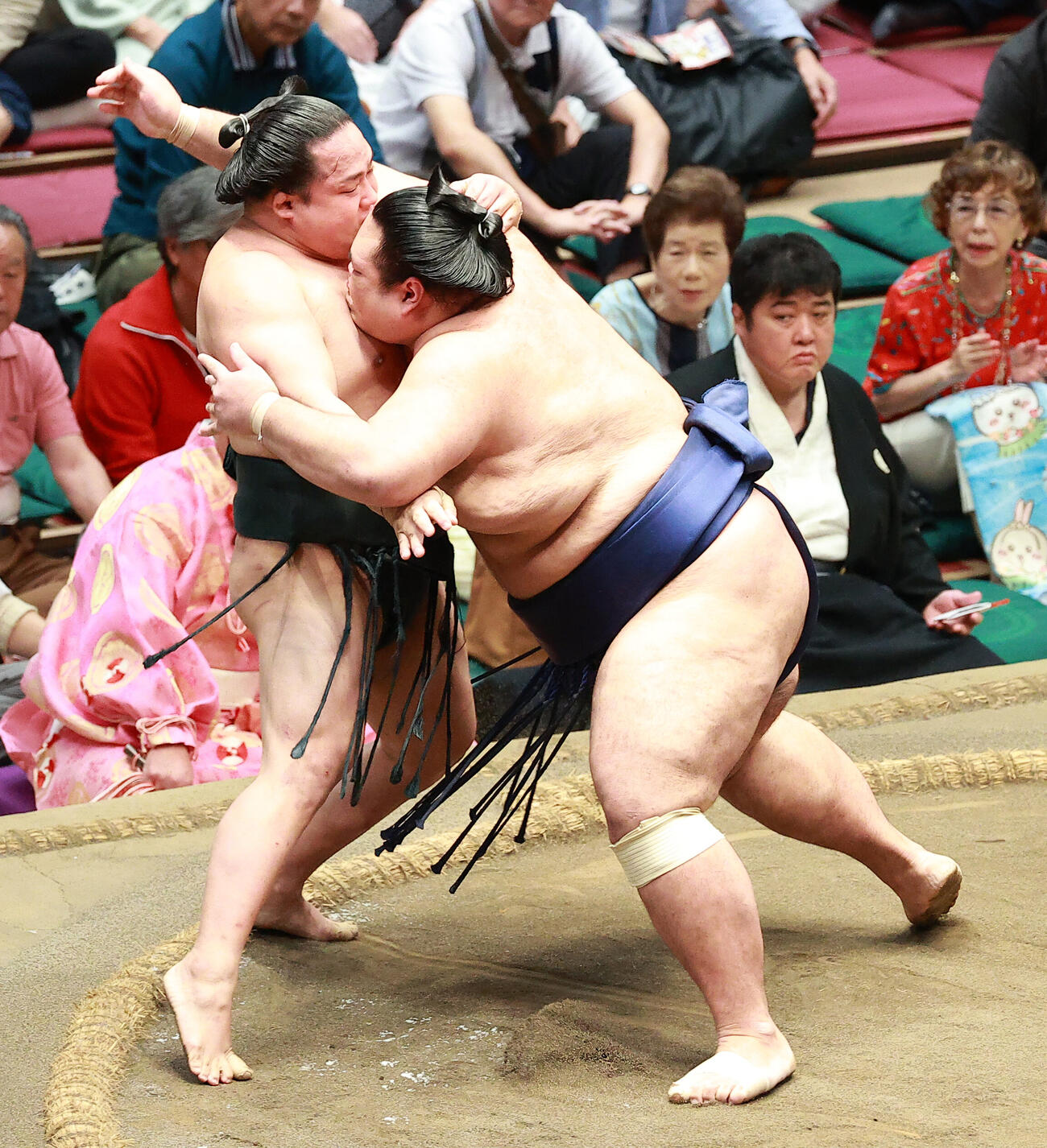 翠富士（左）を押し出しで破る一意（撮影・中島郁夫）