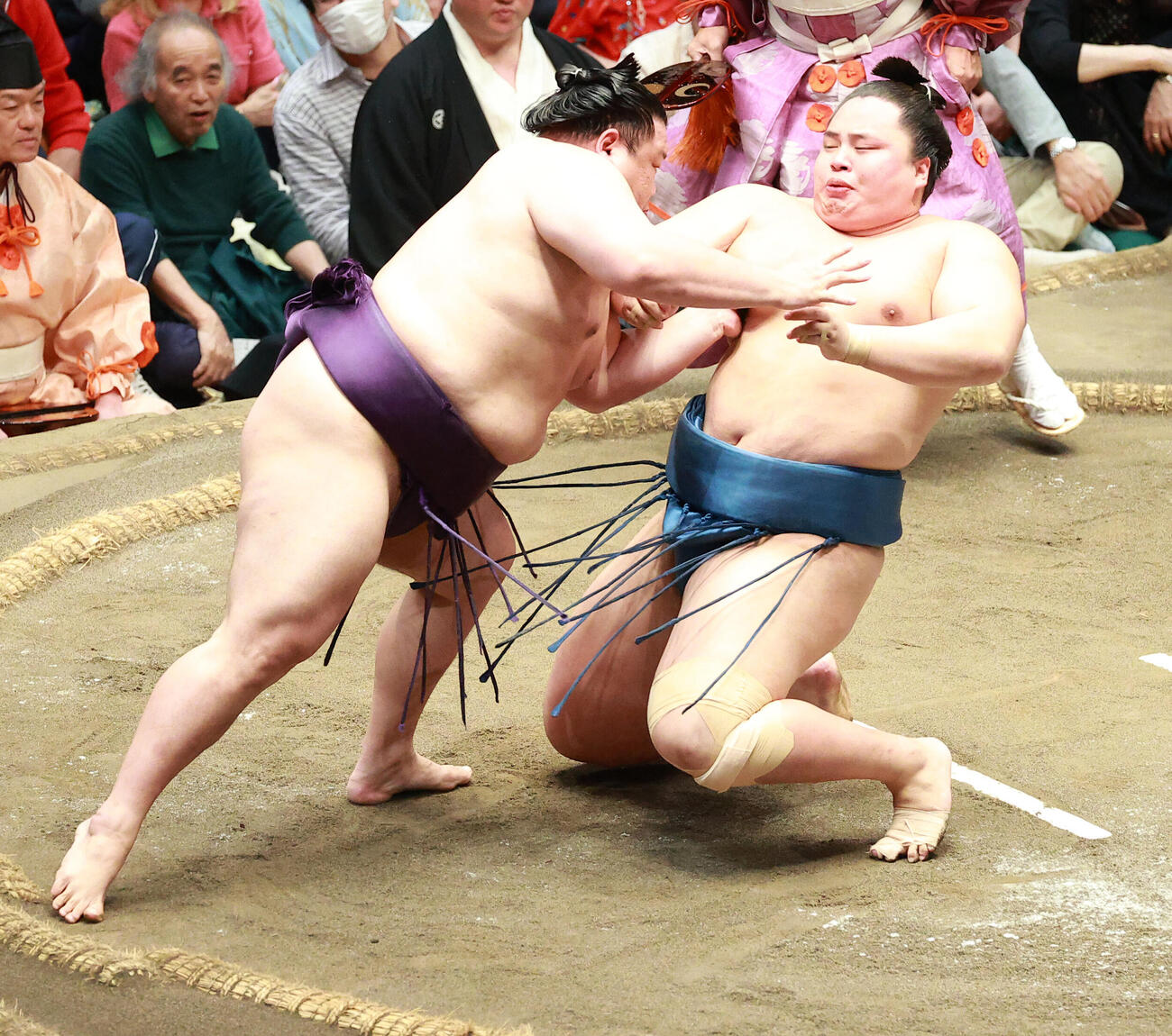 琴勝峰（右）を押し倒しで破る美ノ海（撮影・中島郁夫）