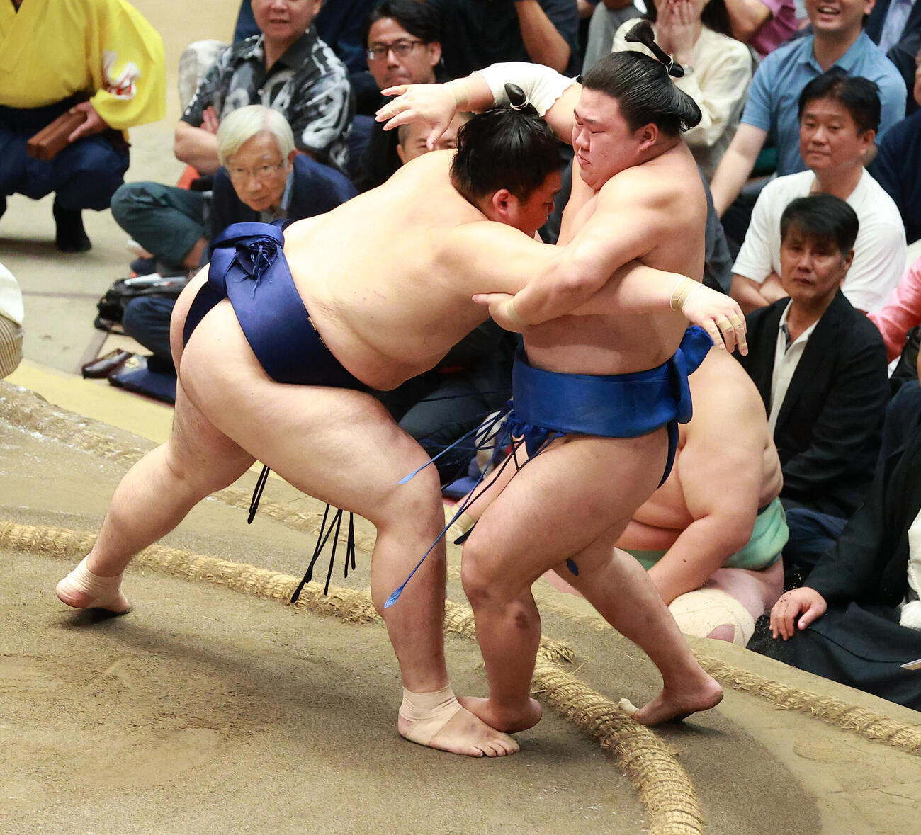 藤ノ川（右）を寄り切りで破る大の里（撮影・中島郁夫）