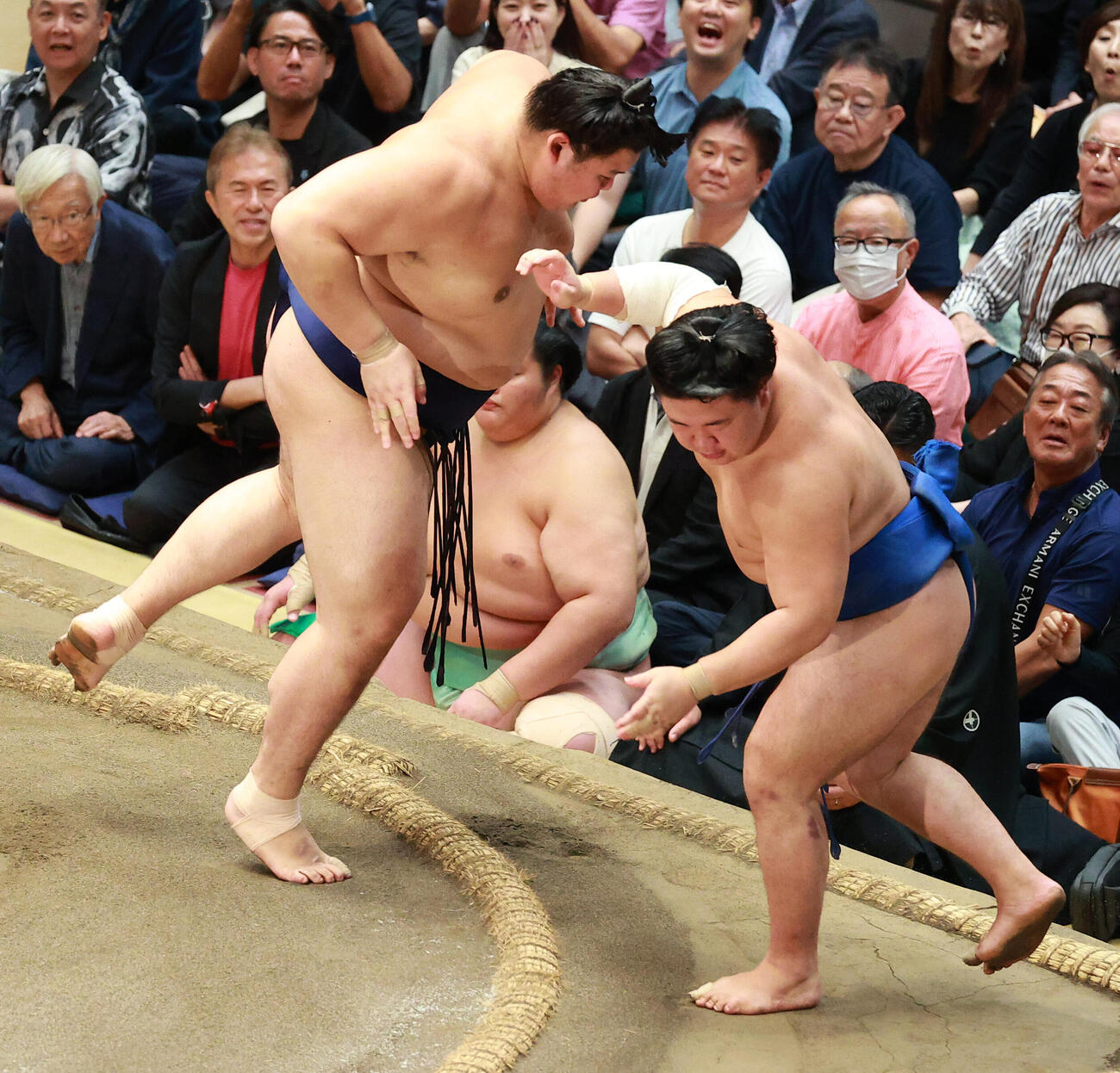 藤ノ川（右）を寄り切りで破る大の里（撮影・中島郁夫）