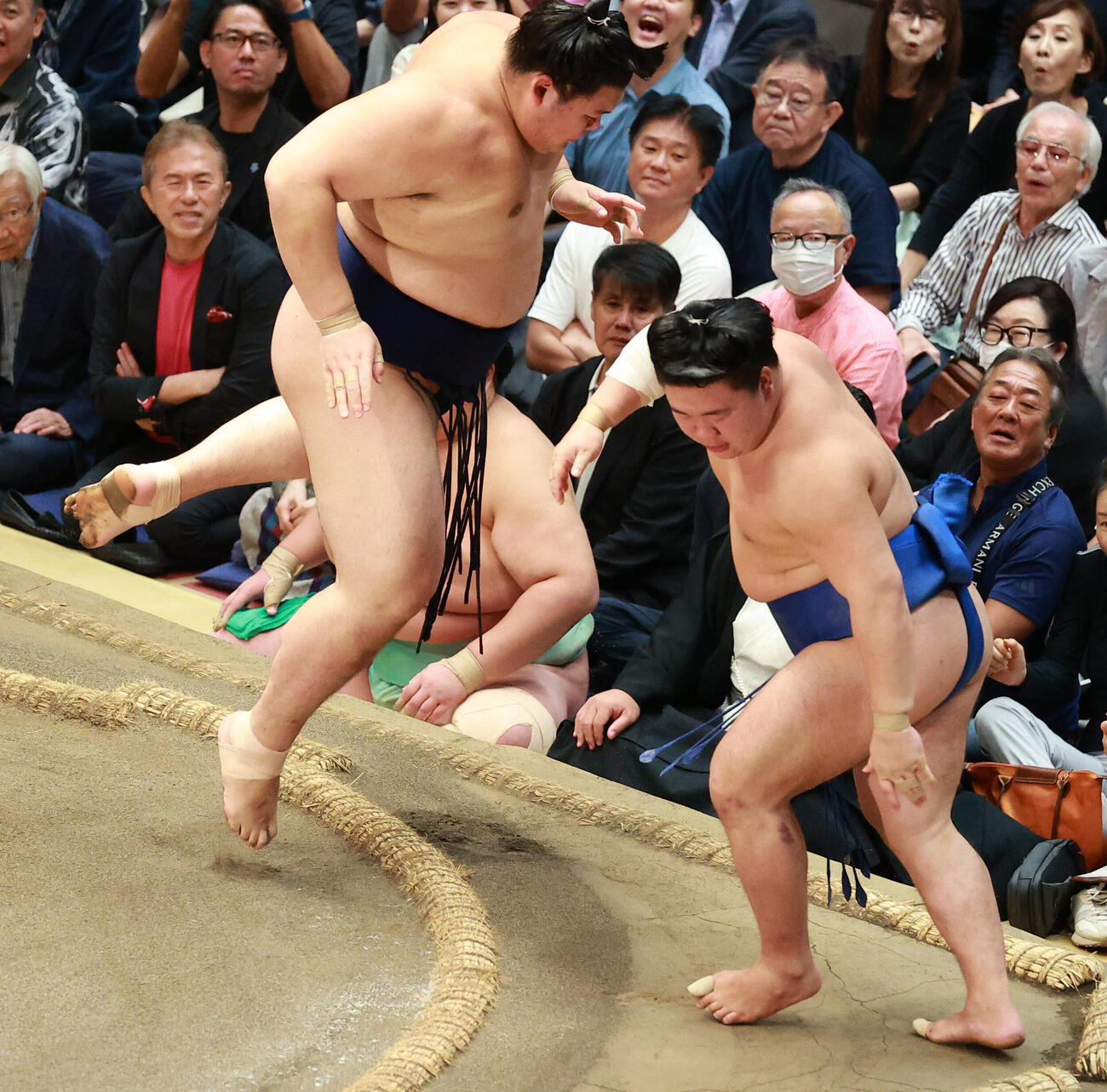 藤ノ川（右）を寄り切りで破る大の里（撮影・中島郁夫）