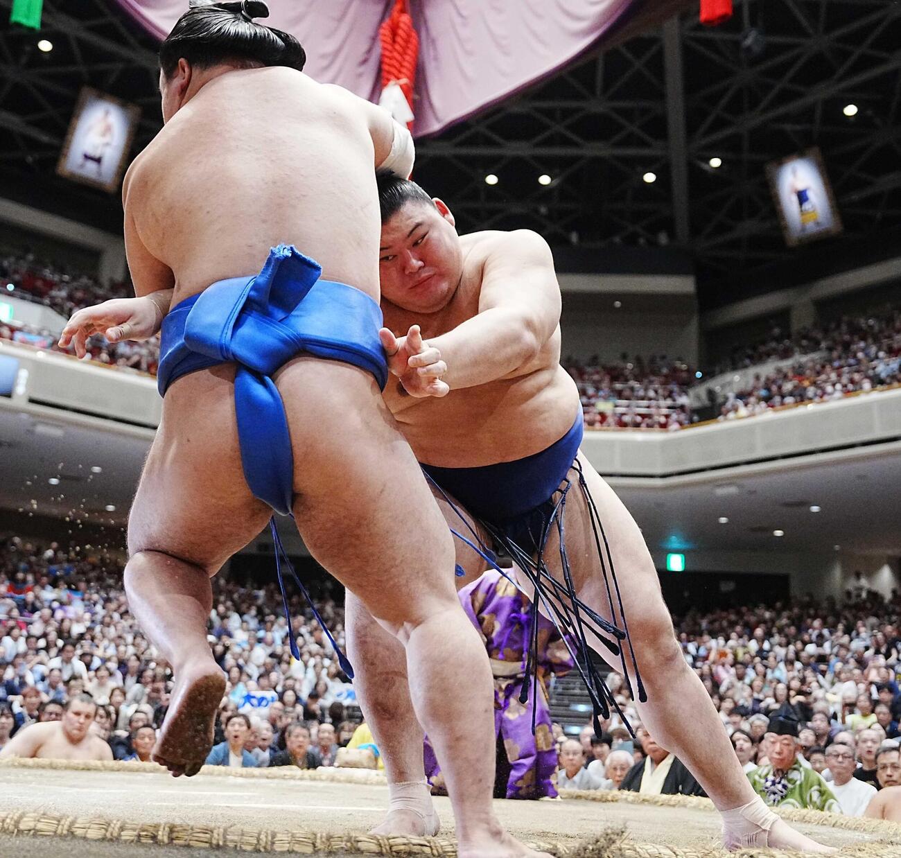 大の里（右）は藤ノ川を寄り切りで下す（撮影・小沢裕）
