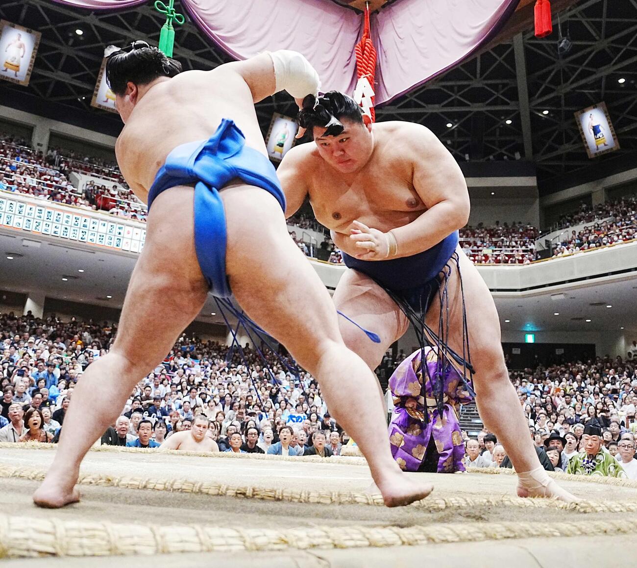 大の里（右）は藤ノ川を寄り切りで下す（撮影・小沢裕）