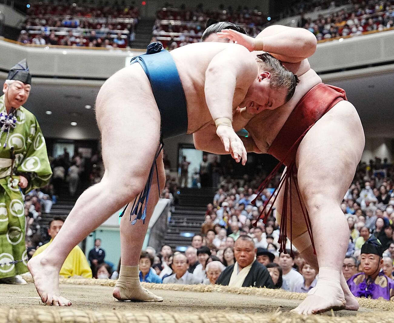 隆の勝（右）を押し出しで下す安青錦（撮影・小沢裕）
