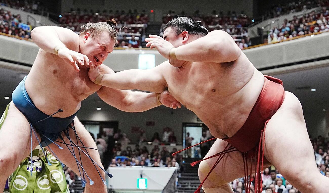 隆の勝（右）の攻めをこらえる安青錦（撮影・小沢裕）