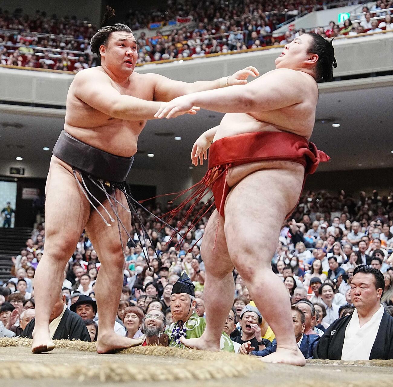 熱海富士（右）は霧島に寄り切りで敗れる（撮影・小沢裕）