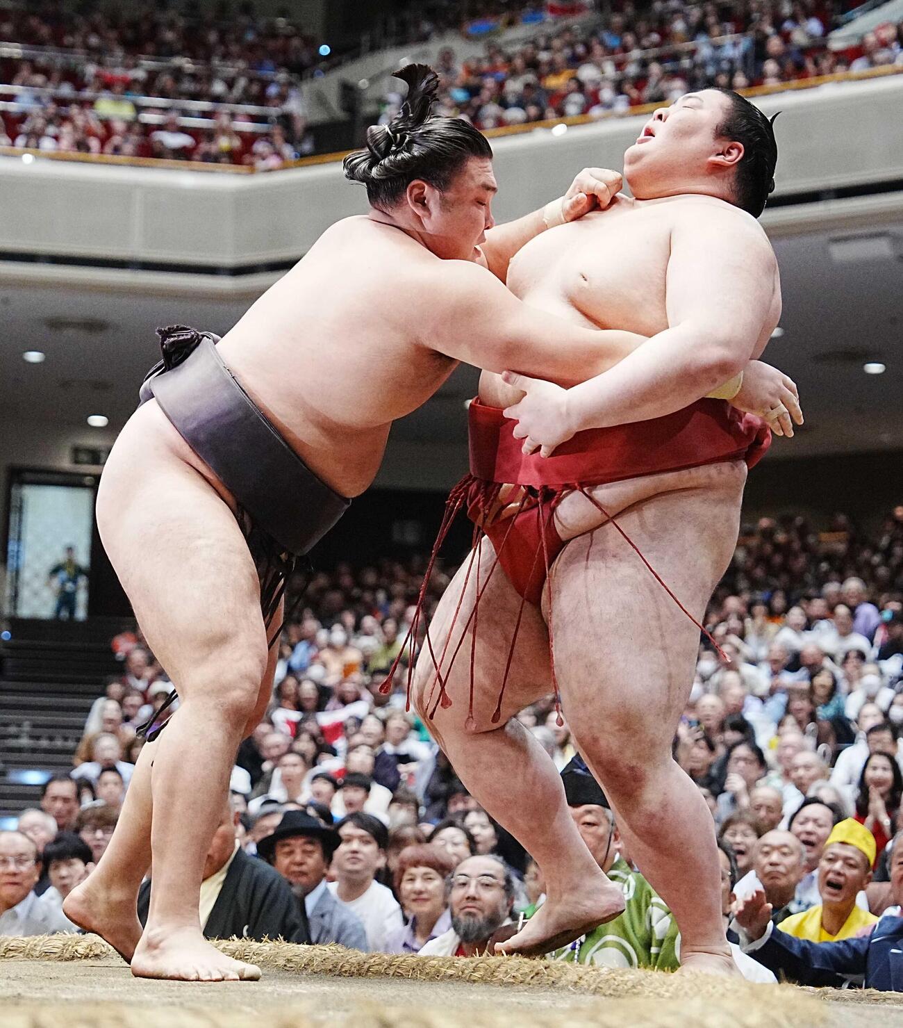 熱海富士（右）は霧島に寄り切りで敗れる（撮影・小沢裕）