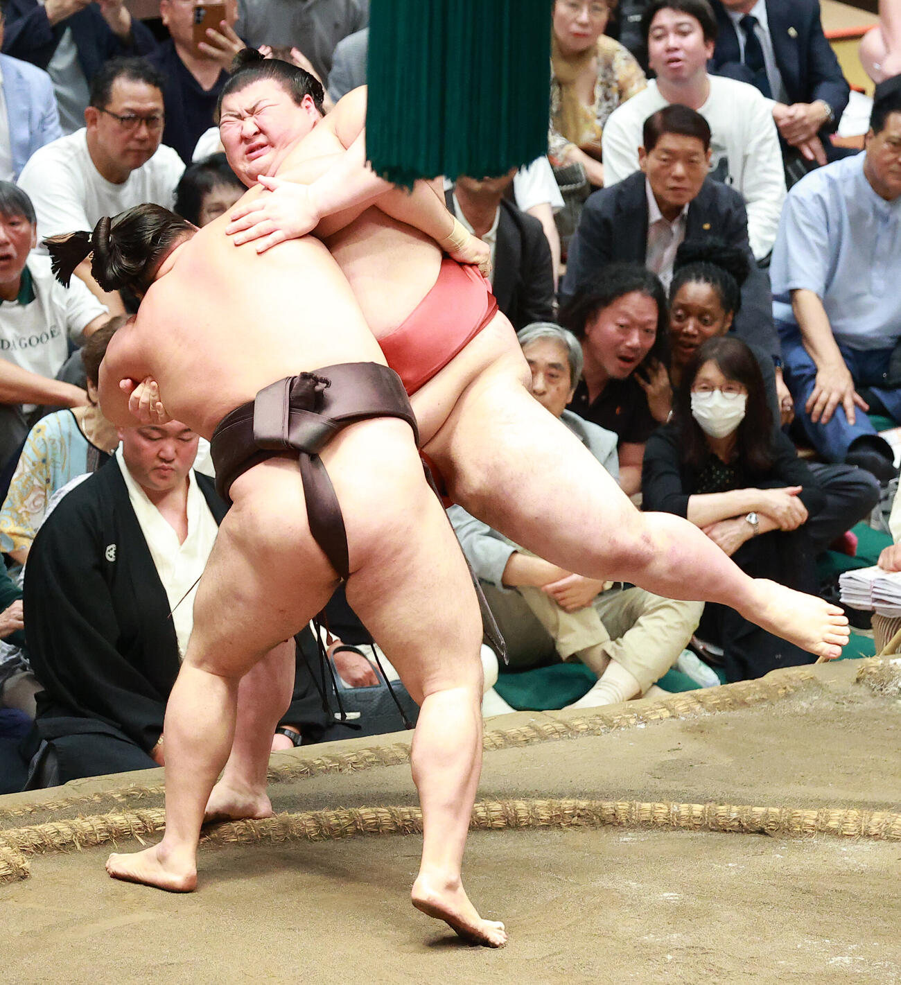 熱海富士（右）を寄り切りで破る霧島（撮影・中島郁夫）