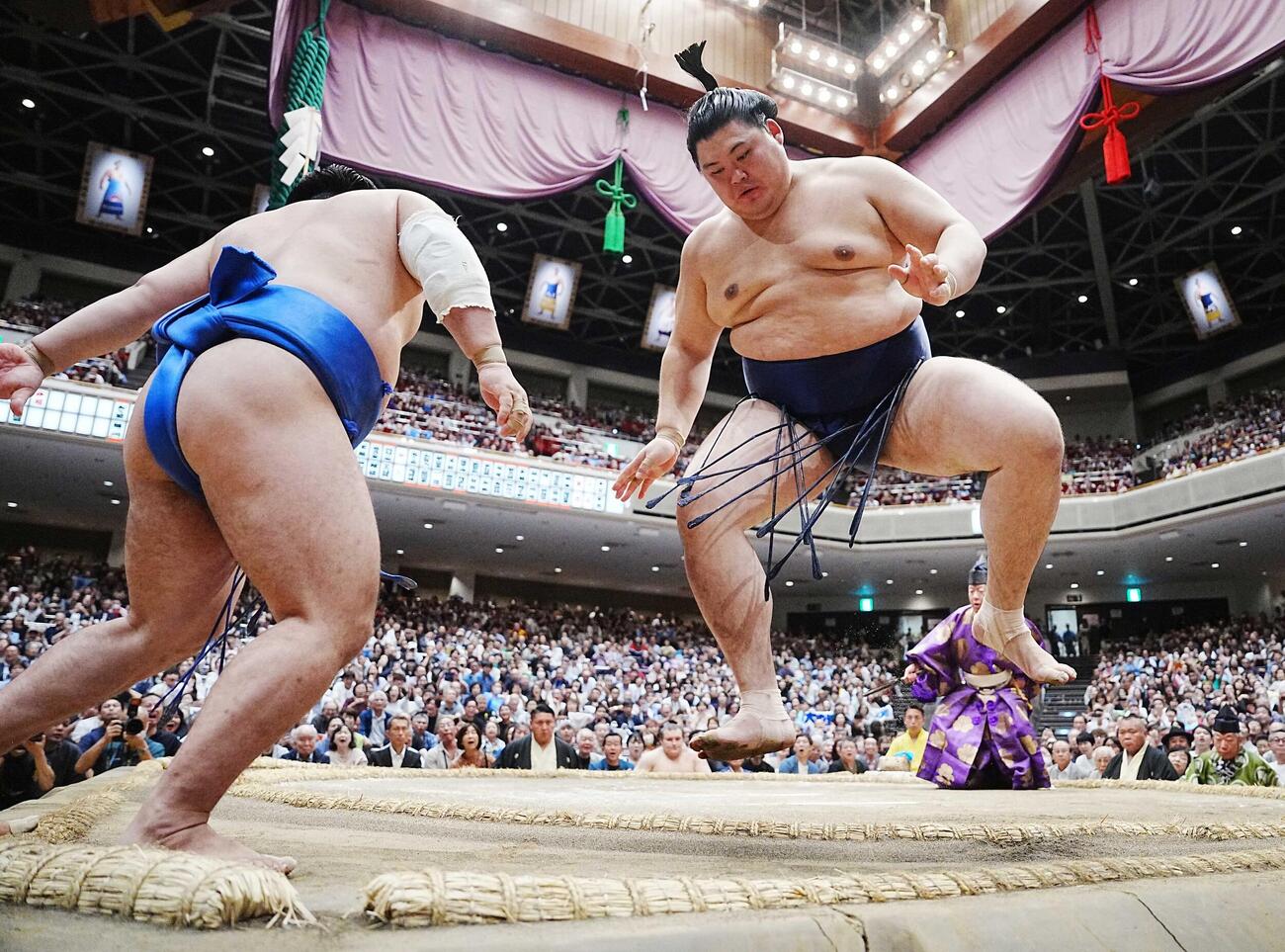 大の里（右）は藤ノ川を寄り切りで下した勢いで飛び上がる（撮影・小沢裕）